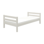 FLEXA WHITE enkeltseng, 90 x 200 cm, i skandinavisk stil med lamellbund og madras, vist i et børneværelse.