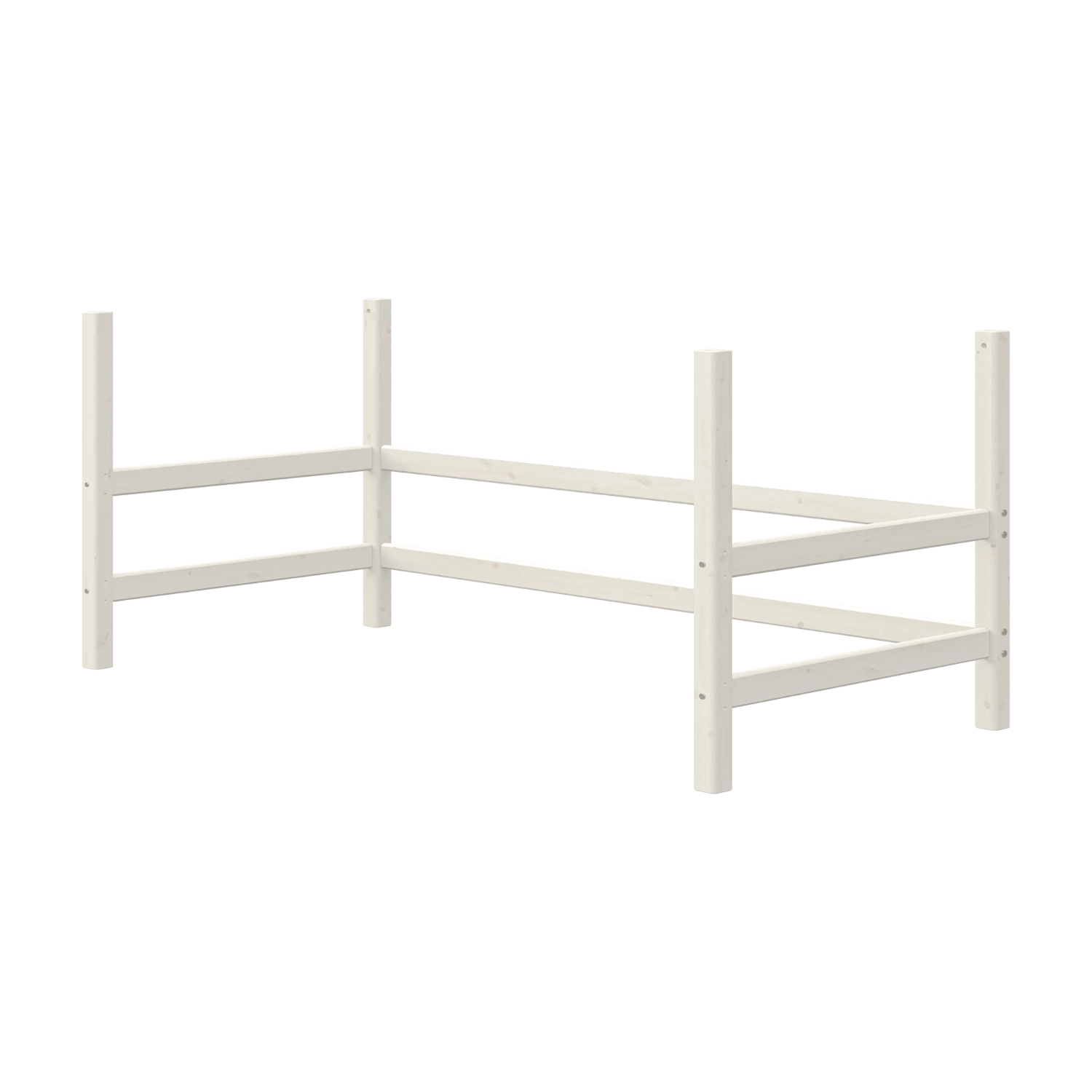 FLEXA-sengeben, HVID massivt fyrretræ, fra FLEXA HIGH-kollektionen, set i vinkel på hvid baggrund, glat, børnesikker overflade.