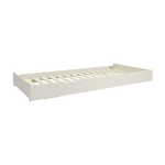 FLEXA-udtræksseng fra WHITE-kollektionen i hvidt, børnesikkert design med lamellbund, vist i et børneværelse.