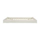 FLEXA PULL-OUT-seng, hvidt træ, 90 x 190 cm, set forfra på hvid baggrund. Børnesikre kanter ses tydeligt.