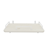 FLEXA nachtkastje, wit MDF-blad met metalen handgrepen, hangt naast een kinderbed; afgeronde randen voor de veiligheid.