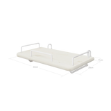 Nachttisch „FLEXA“ aus der FLEXA-Kollektion aus weißem MDF mit Metallgriffen, hier neben einem Kinderbett abgebildet.