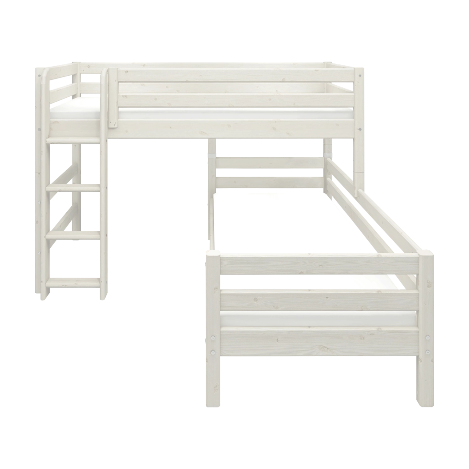 FLEXA CLASSIC L-formet køjeseng i hvid fyr, med synlig stige og sikkerhedsgelænder; vist i et børneværelse.