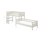 FLEXA hvidt, halvhøjt køjeseng med stige og sikkerhedsgelænder, børnesikkert design, vist i et børneværelse.