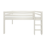 FLEXA WHITE højseng fra NOR-kollektionen, hvid fyrretræ, stige og sikkerhedsgelænder, vist i et minimalistisk børneværelse.