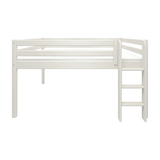 FLEXA WHITE højseng fra NOR-kollektionen, hvid fyrretræ, stige og sikkerhedsgelænder, vist i et minimalistisk børneværelse.