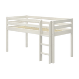 FLEXA hvid stige og ben til højseng, med skridsikre trin; børnesikkert design, vist på ensfarvet baggrund.