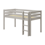 FLEXA CLASSIC høj seng i grå fyrretræ med stige og ben, med skridsikker stige i højre side, synlige gelændere, børnesikkert design.