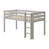 FLEXA CLASSIC høj seng i grå fyrretræ med stige og ben, med skridsikker stige i højre side, synlige gelændere, børnesikkert design.