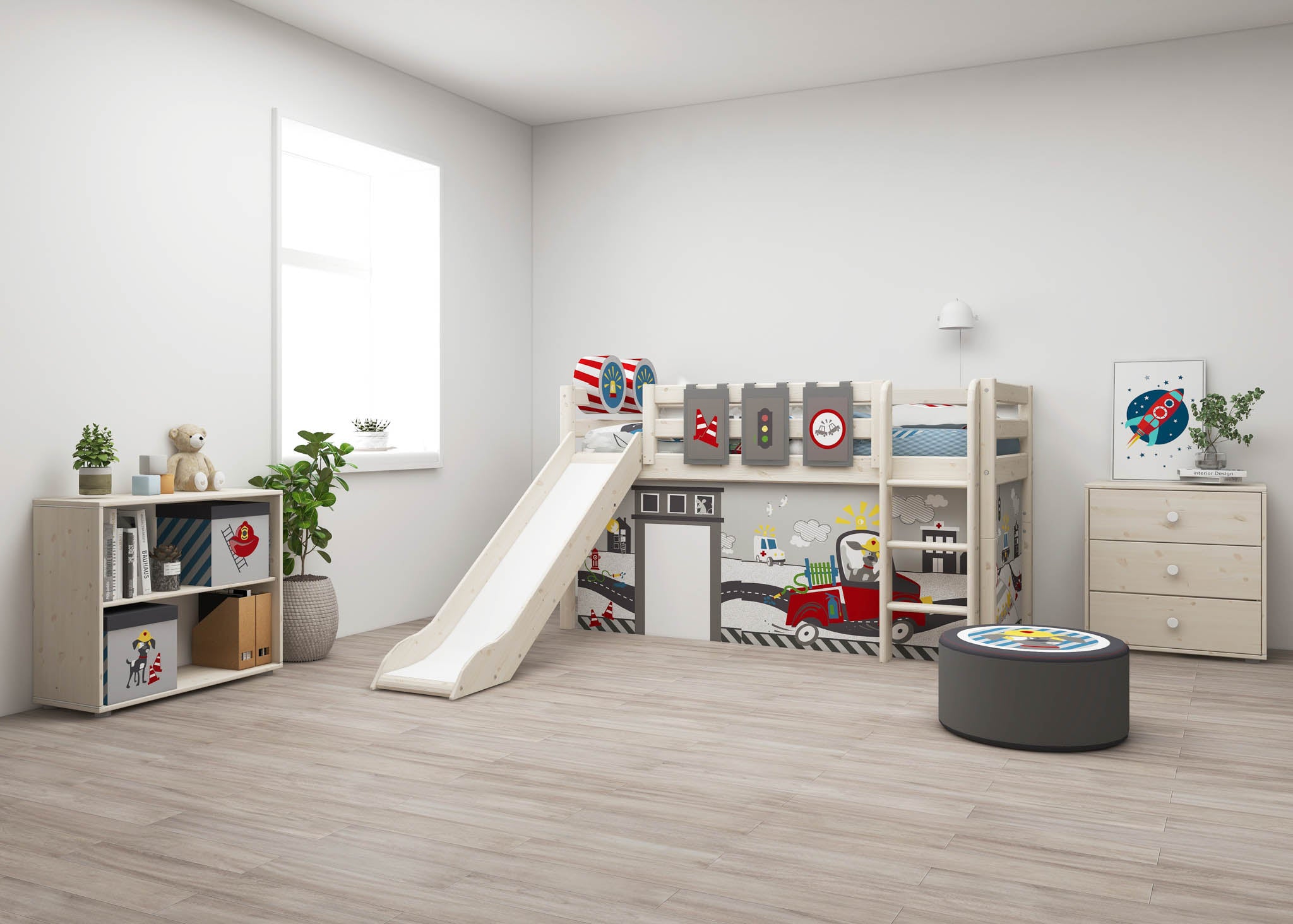 FLEXA HØJSENG 120 cm i hvid med rutsjebane, stige og brandbil-tema; børnesikkert design til børneværelset.