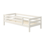 FLEXA enkeltseng fra WHITE-kollektionen med sikkerhedsgelænder, hvid finish, lamellbund, børnesikkert design til småbørnsværelset.