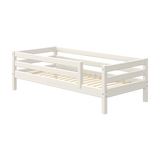 FLEXA enkeltseng fra WHITE-kollektionen med sikkerhedsgelænder, hvid finish, lamellbund, børnesikkert design til småbørnsværelset.
