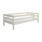 FLEXA WHITE enkeltseng til børn med sikkerhedsgelænder, skandinavisk design, helt hvid finish, vist på en ensfarvet hvid baggrund.