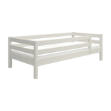 FLEXA WHITE enkeltseng til børn med sikkerhedsgelænder, skandinavisk design, helt hvid finish, vist på en ensfarvet hvid baggrund.
