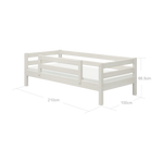 FLEXA-enkelseng i hvid fyr med sikkerhedsgelænder, børnesikkert design, fra FLEXA-kollektionen, vist i et børneværelse.