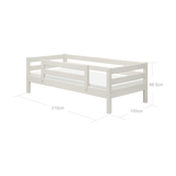 FLEXA-enkelseng i hvid fyr med sikkerhedsgelænder, børnesikkert design, fra FLEXA-kollektionen, vist i et børneværelse.