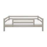 FLEXA SAFETY RAIL i gråt, set forfra, børnesikkert design til børneværelset, på en ensfarvet hvid baggrund.