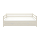 FLEXA CLASSIC hvid enkeltseng med udtrækkelig gæsteseng, synlige sikkerhedsgelændere, børnevenligt design på ensfarvet baggrund.