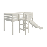 Cama alta FLEXA WHITE con plataforma, patas, barandillas de seguridad, escalera y tobogán para la cama intermedia, tal y como se muestra en una habitación infantil.
