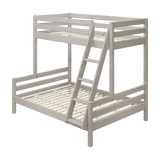 FLEXA grå, skrå stige til køjeseng, massivt fyrretræ med skridsikre trin, børnesikkert design til børneværelset.